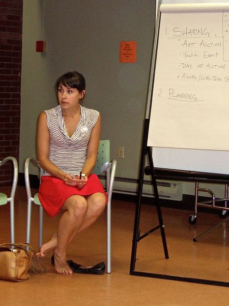 Ardath Whynacht facilitates a meeting Tuesday evening at the North Memorial Public Library (Natascia Lypny photo).