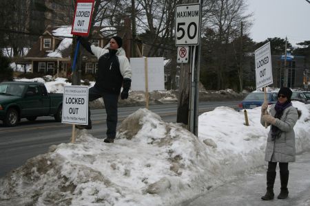 Lots of passing motorists honk in support while locked out Chronicle Herald pressroom workers picket the Herald Building on Dutch Village Road. Photo Robert Devet