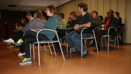 A small group gathered at the North End Memorial Public library to discuss their rights as tenants. (Photo: R. Encol)