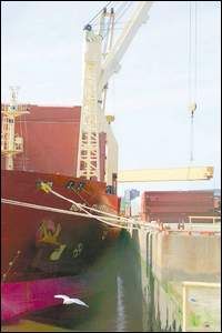 Machinery from Irving’s Saint John shipyard being loaded on the BBC Russia for transport to Mumbai, India on May 8, 2006. (Telegraph-Journal photo)